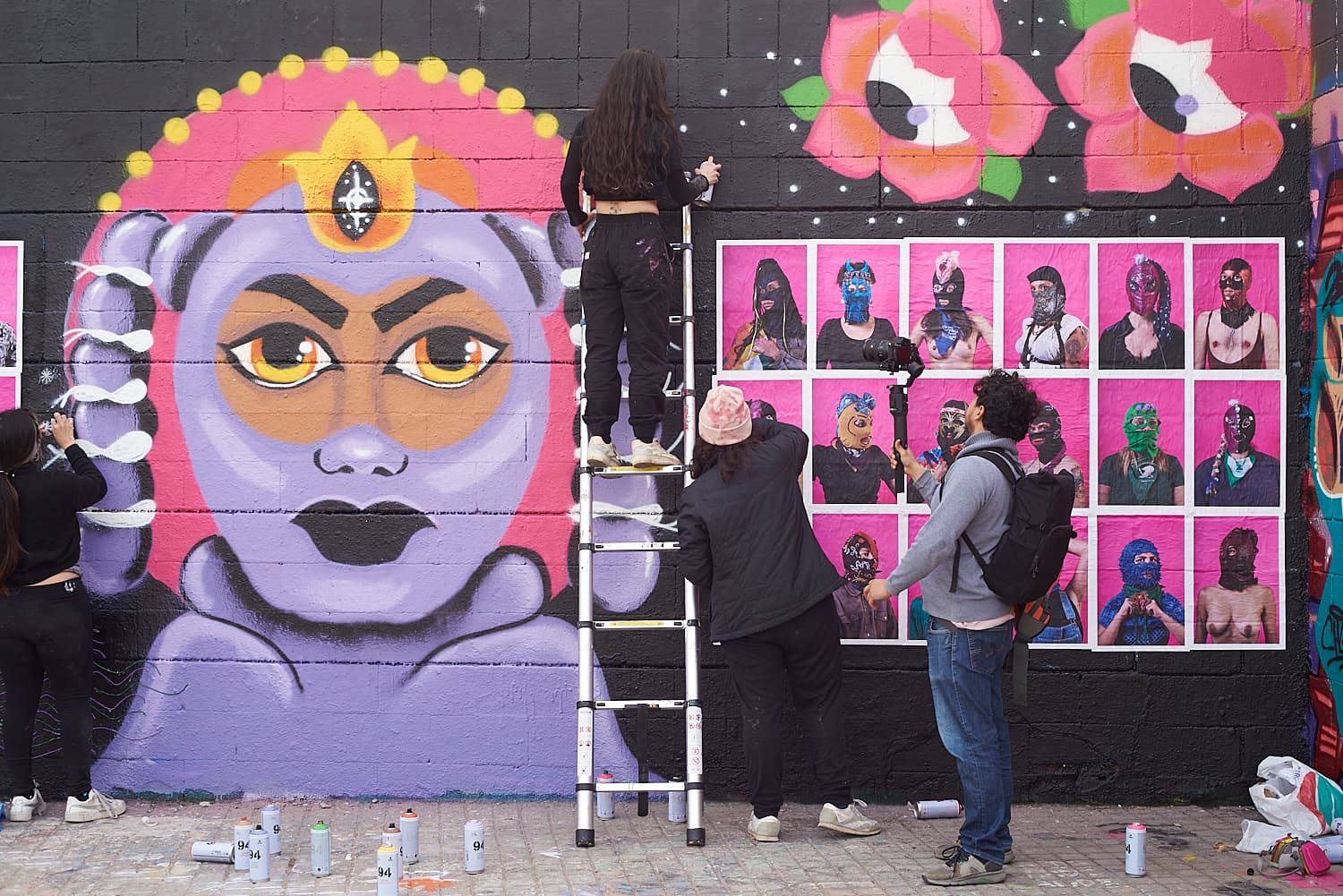 Taller introducción al paste-up y graffiti con Las Migras de Abya Yala “La Capucha Como Aliada”